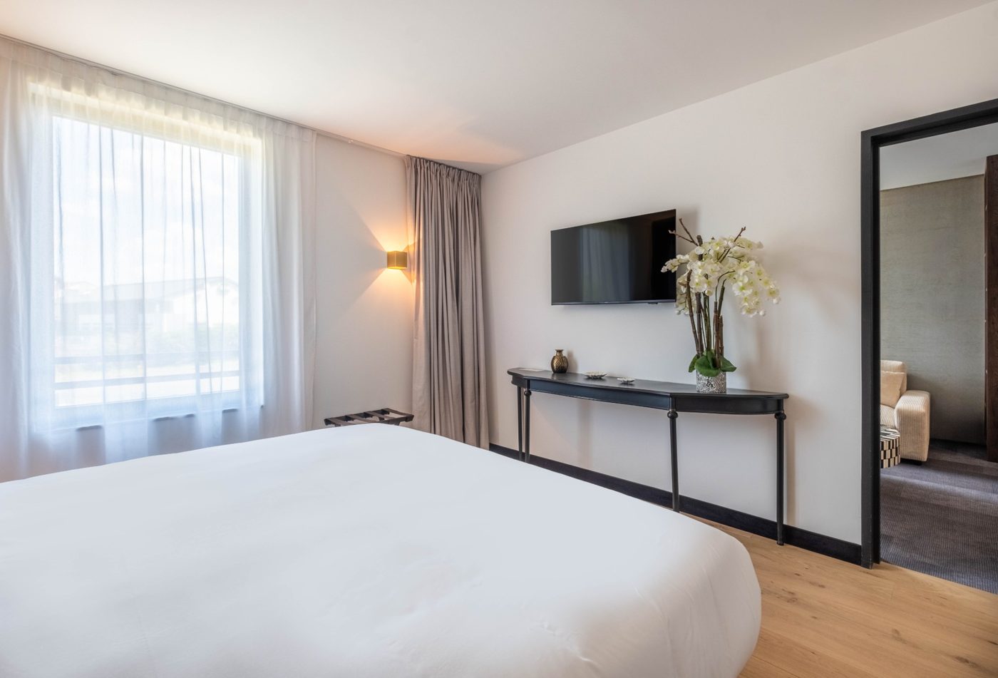 Chambre double du Kyriad Châteauroux Nord Aéroport avec porte ouverte sur une pièce attenante