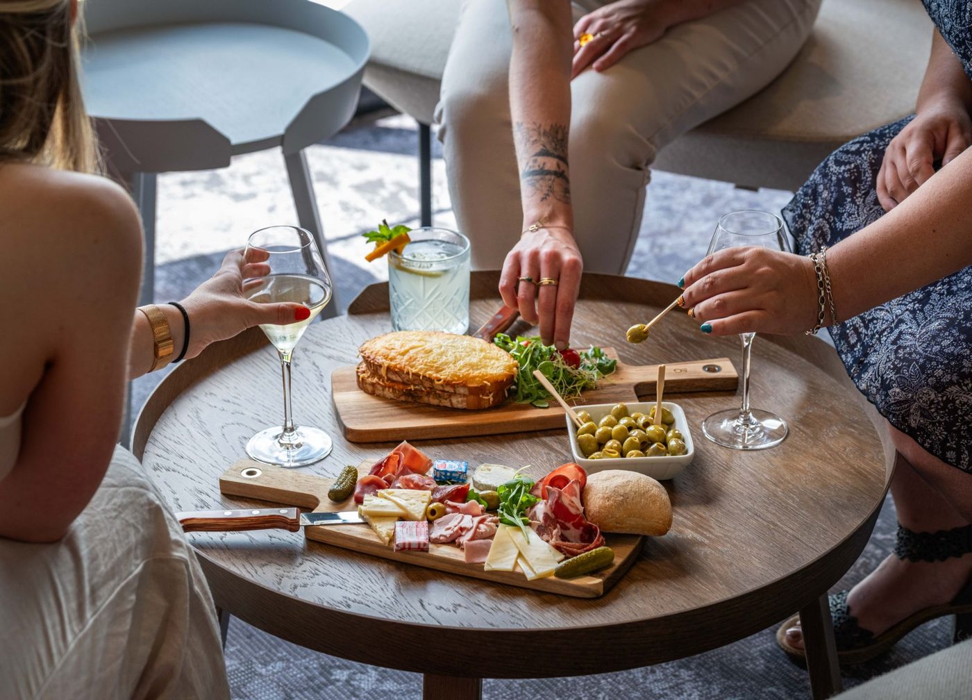 Planche de charcuterie et croque-monsieur servis au bar du Kyriad Châteauroux Nord Aéroport